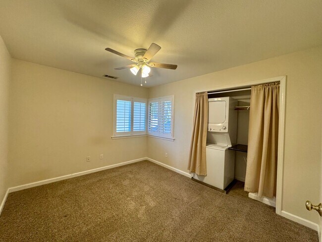 Building Photo - Spacious 3 bedroom, 3 bath bi-level home nestled in the scenic Sierra Nevada foothills