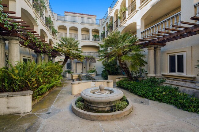 Building Photo - Stunning Remodeled Condo with Views in Banker's Hill