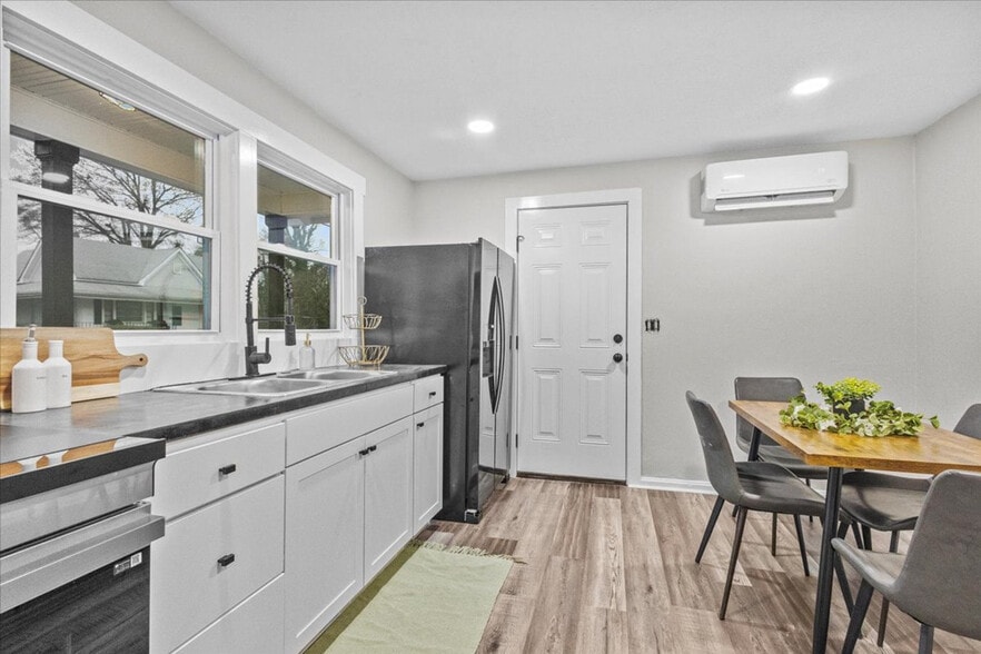 Building Photo - 128 Forest St