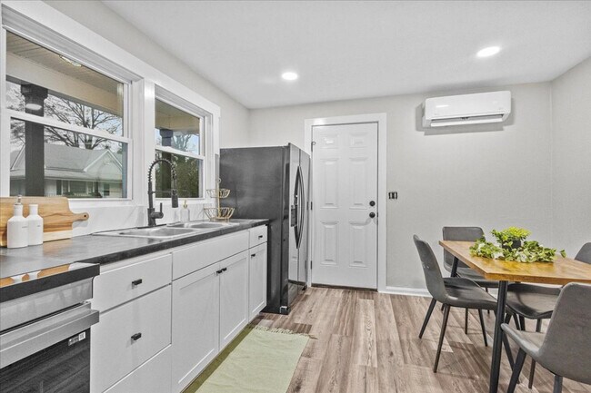 Building Photo - 128 Forest St