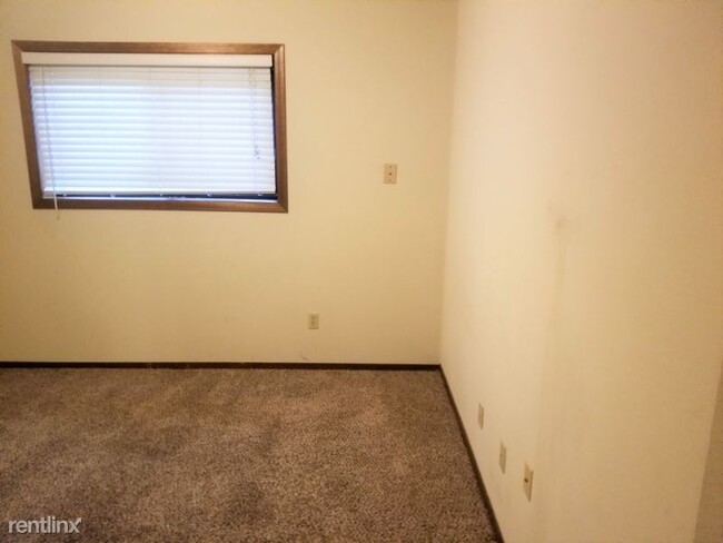 Building Photo - 2 br, 2 bath Condo - 2421 Yellowstone #2202