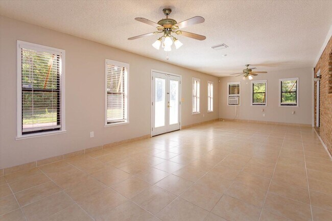 Building Photo - Spacious 4-Bedroom, 3-Bath Rental in Quiet DeBary Cul-de-Sac