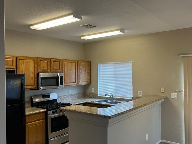 Building Photo - Beautiful Henderson 2 Bedroom Townhouse!