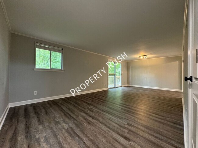 Building Photo - 806 Forest Dale Ln