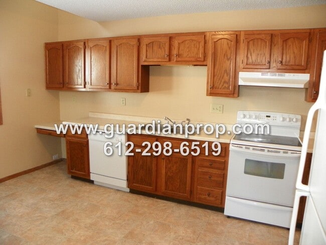 Building Photo - End Unit Townhouse Available June 1st, Vaulted Ceilings, Large Patio, Loft Area
