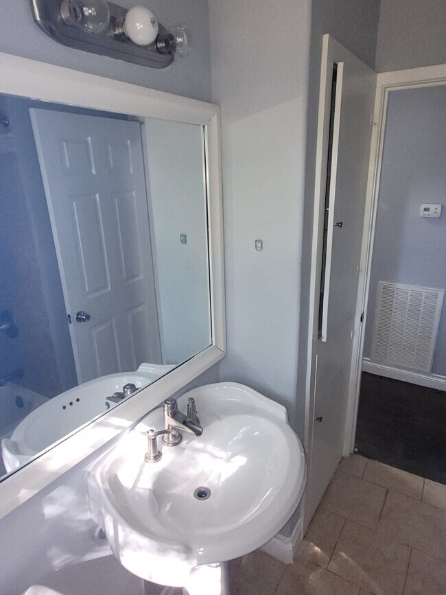 Building Photo - 3026 Sunbeam St