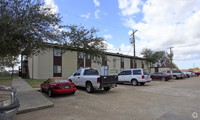 Parkwood Apartments - Parkwood
