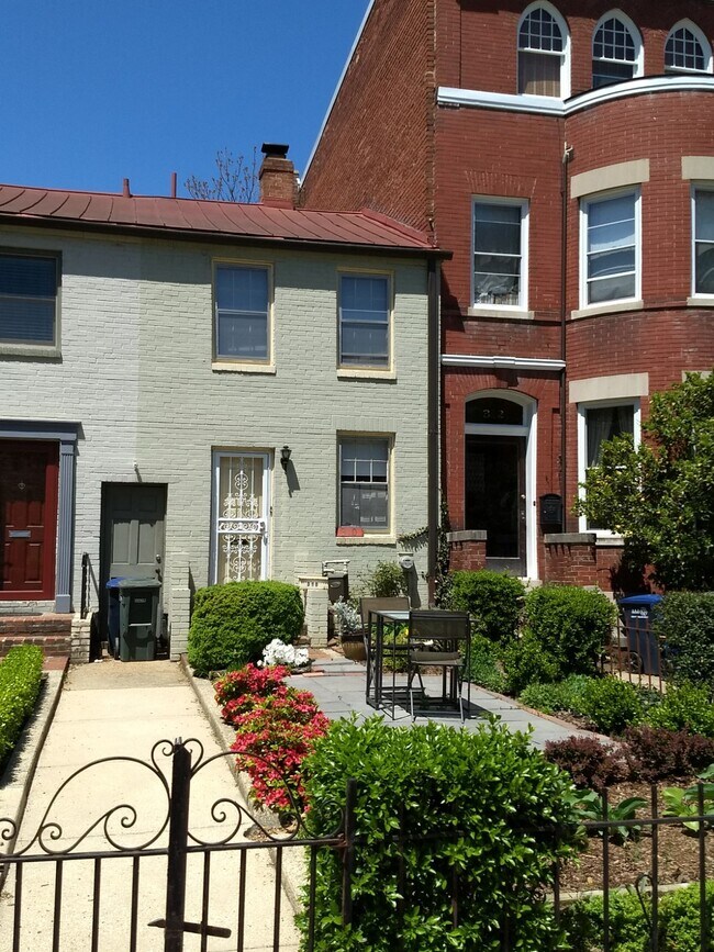 Primary Photo - 310 Maryland Ave NE