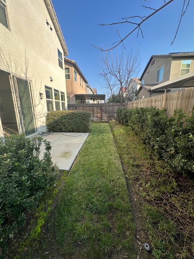 Building Photo - 1325 E Via Viola Way