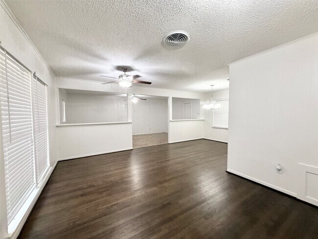 Building Photo - 523 Wisteria St