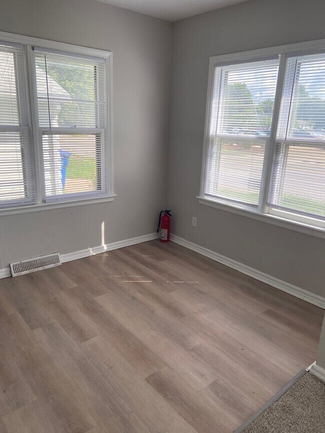 Building Photo - MOVE IN SPECIAL! 3 Bedroom Home with Huge Detached Garage!