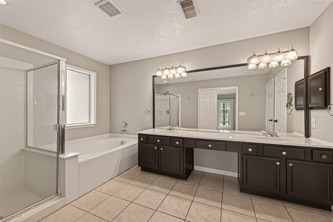 Building Photo - 27 Lush Meadow Pl