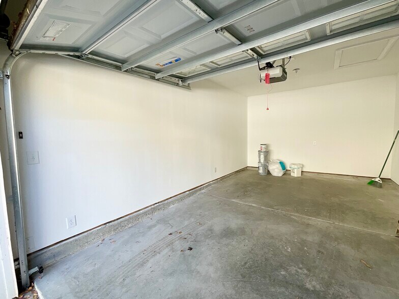 Building Photo - 833 Providence Glen Dr