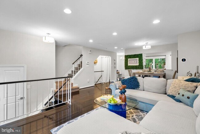 Building Photo - 18005 Sunset Lake Ct