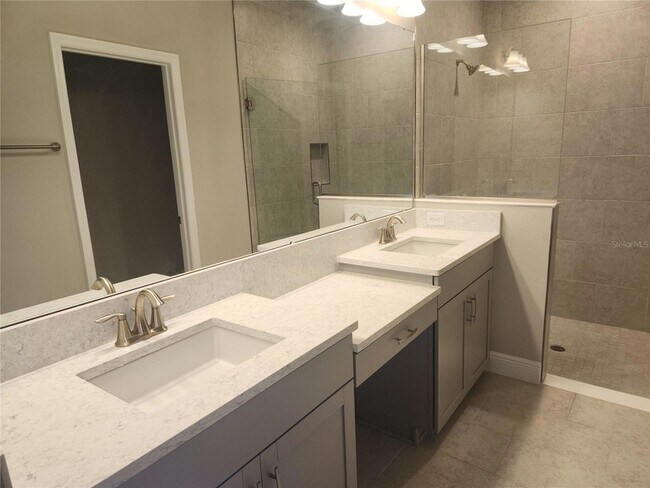 Building Photo - 12573 Oak Hill Way