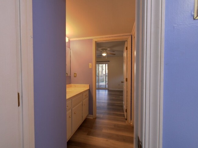 Building Photo - Beautiful 2 Bedroom 2 Bathroom Townhome Lo...