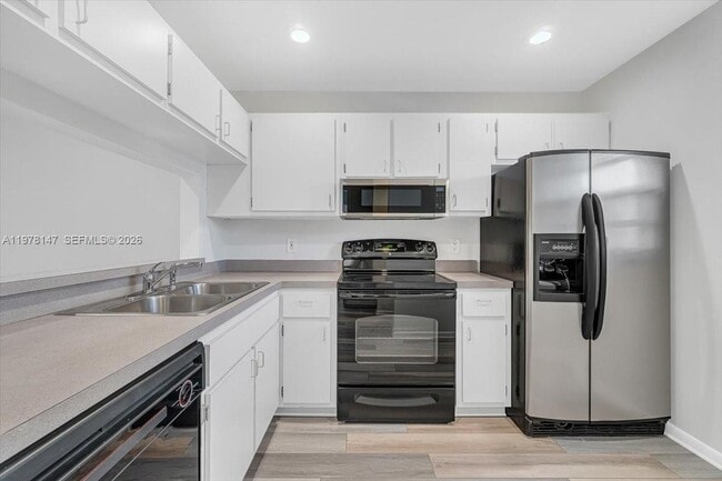 Building Photo - 6832 Palmetto Cir S