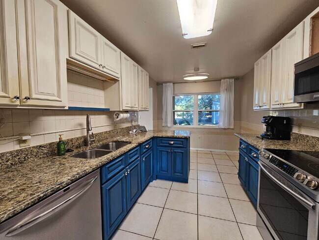 Building Photo - 819 Glencove Ave NW