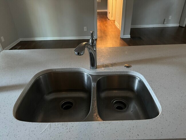 Building Photo - 3494 Maryvale Dr