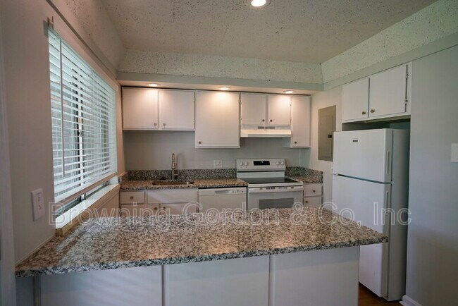 Building Photo - 5025 Hillsboro Dr