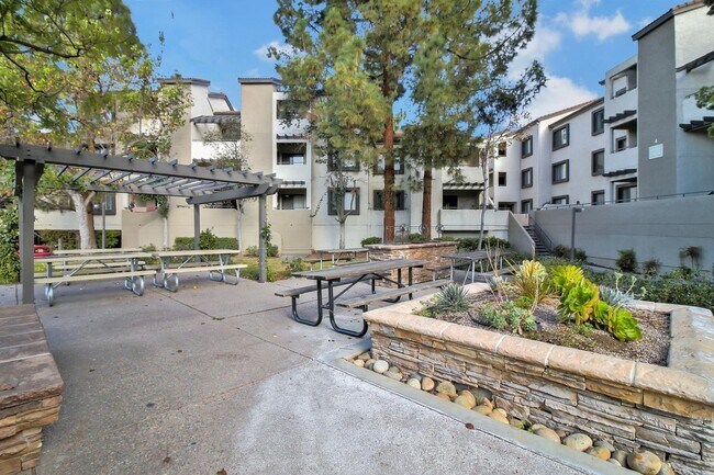 Building Photo - 880 E Fremont Ave