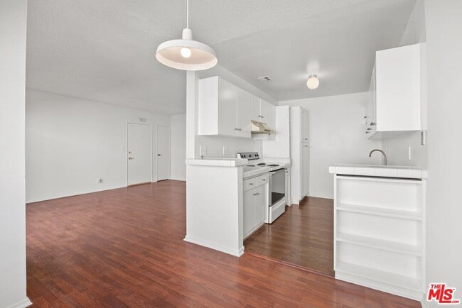 Building Photo - 5400 Newcastle Ave