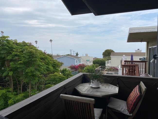 Upper Deck - 724 Longfellow Ave