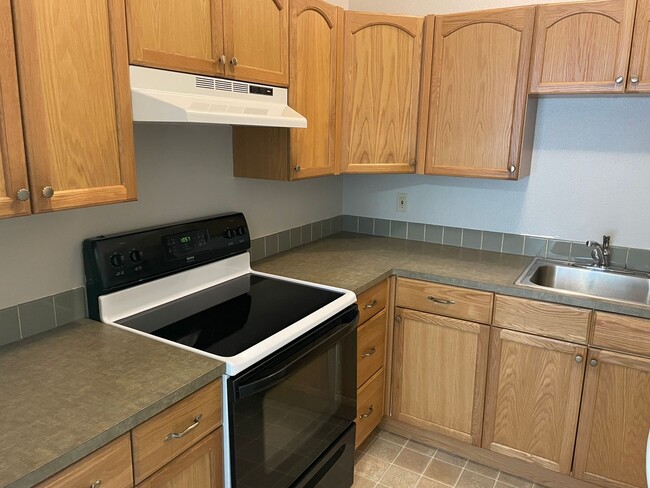 Building Photo - Spacious 2 Bedroom in Idyllic Location