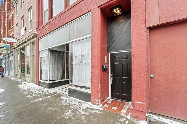 Building Photo - 136 Court St