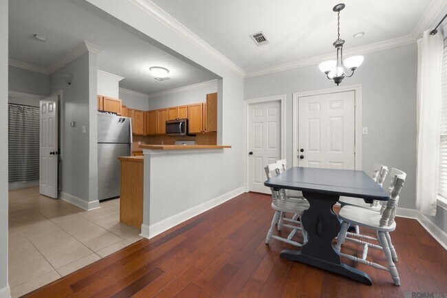 Building Photo - 710 E Boyd Dr