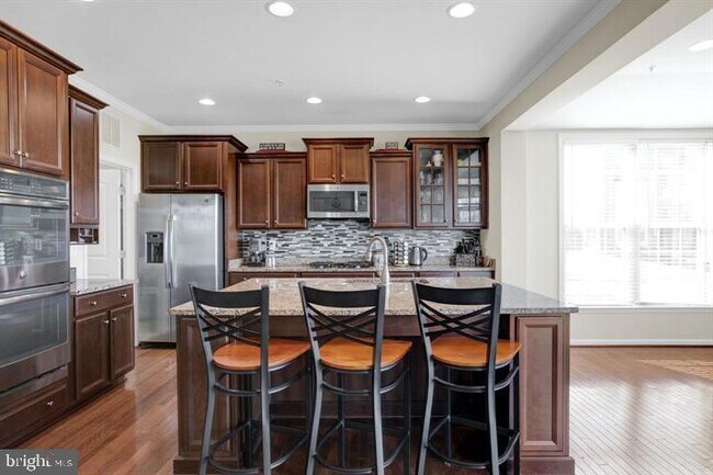 Building Photo - 4818 Clarendon Dr