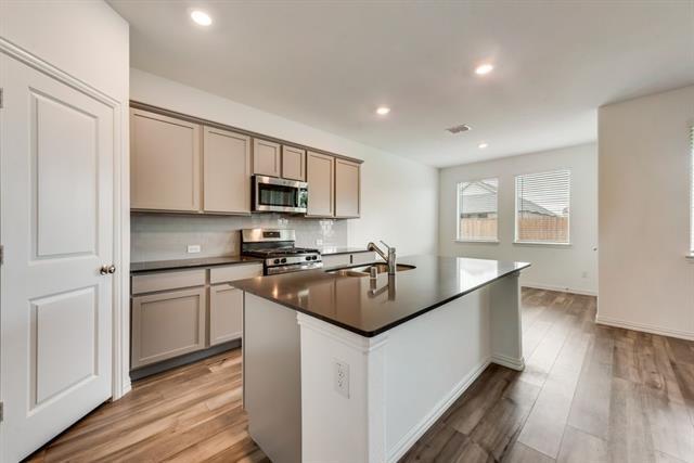 Building Photo - 1833 Lake Grove Dr