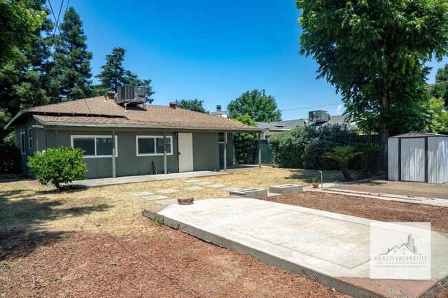 Building Photo - 1136 E Griffith Way