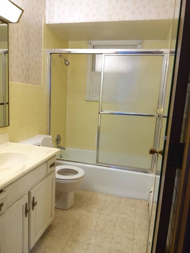Building Photo - 213 Crystal Vly Dr