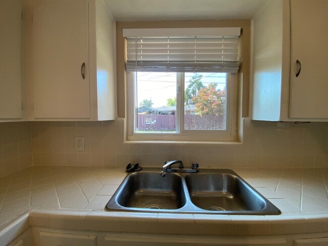 Building Photo - 1545 W Sussex Way