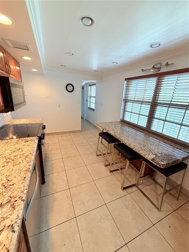 Building Photo - 4020 W Palm Aire Dr