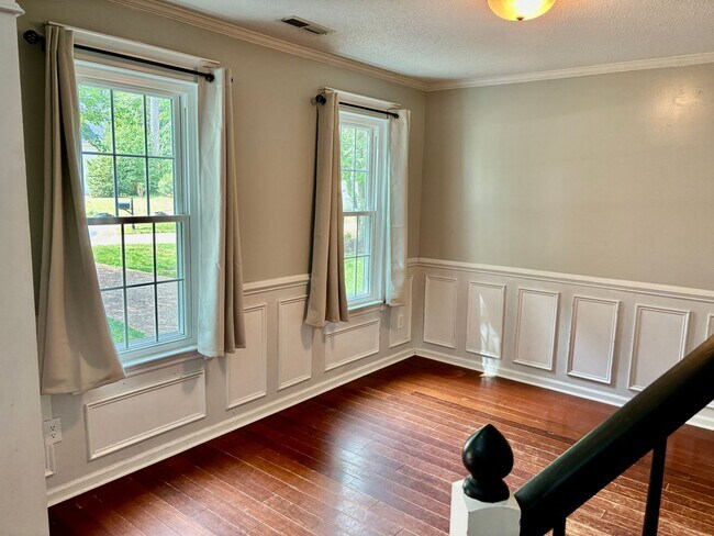 Building Photo - 4 bedroom/ 2.5 bathroom- Village Square of Williamsburg