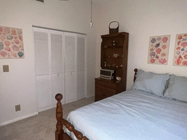 Building Photo - 8083 SE Villa Cir