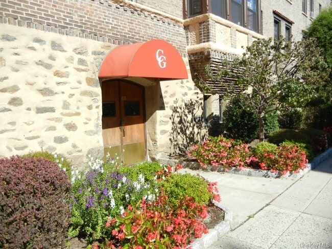 Building Photo - 14 N Chatsworth Ave