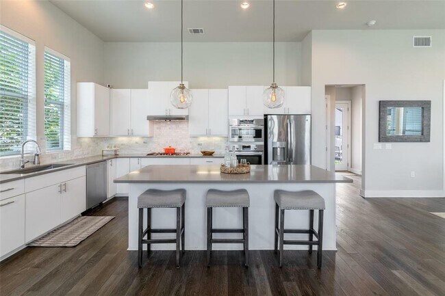 Building Photo - 6025 Seville Dr