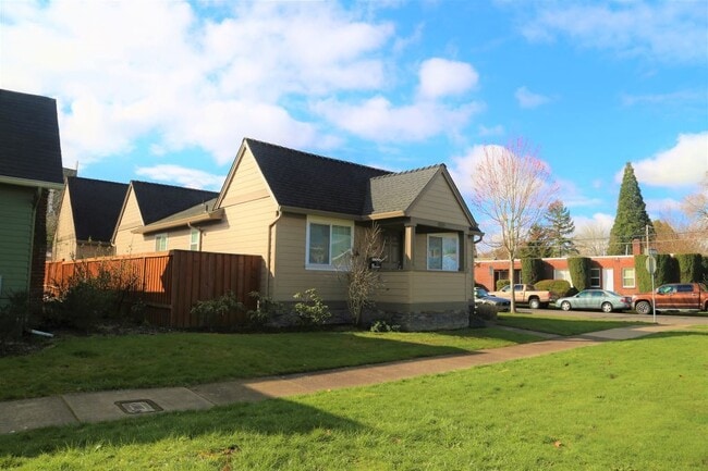 Primary Photo - 4 bed/2 bath 1000 feet From Monroe