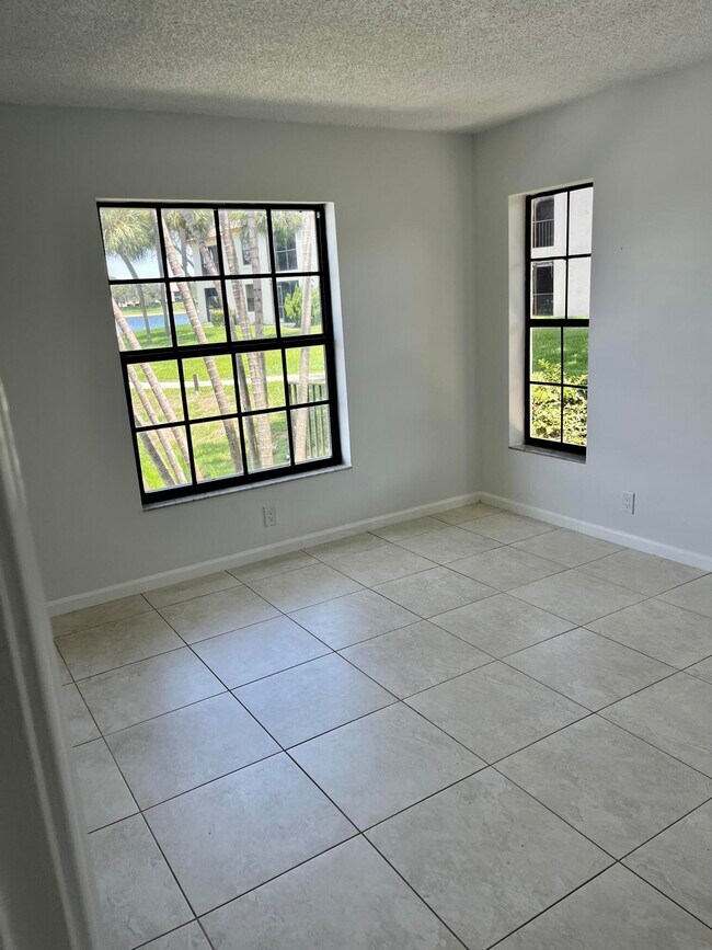 Building Photo - 2650 Greenwood Terrace