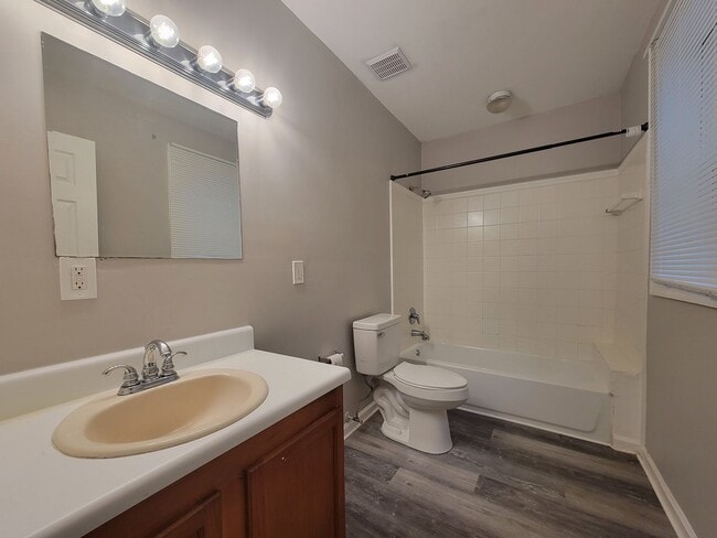 Building Photo - Homes in this area lease quickly — schedule your tour before it’s gone