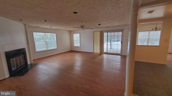 Building Photo - 2211 Woodbox Ln