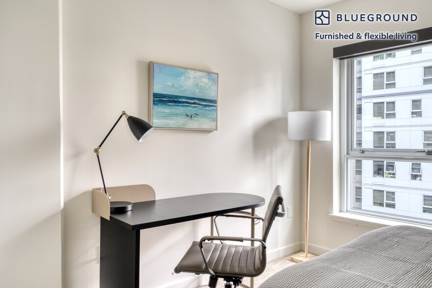 Building Photo - 10301 NE 10th St