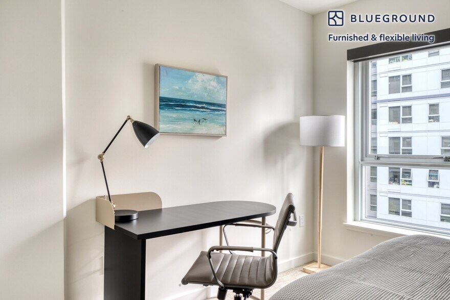 Building Photo - 10349 NE 10th St