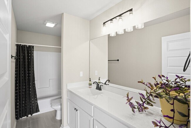 Building Photo - Like new, Move in Ready.