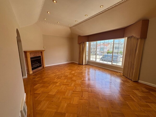 Building Photo - Bright & Spacious Single Family Home - Par...