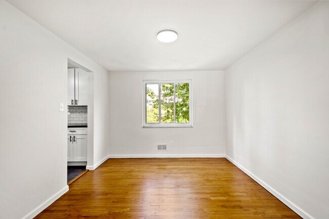 Building Photo - AVAILABLE SEPT 1ST!! GORGEOUS 3 BEDROOM IN...