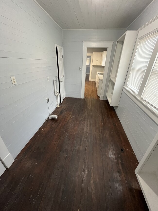 Building Photo - 735 W 3rd St